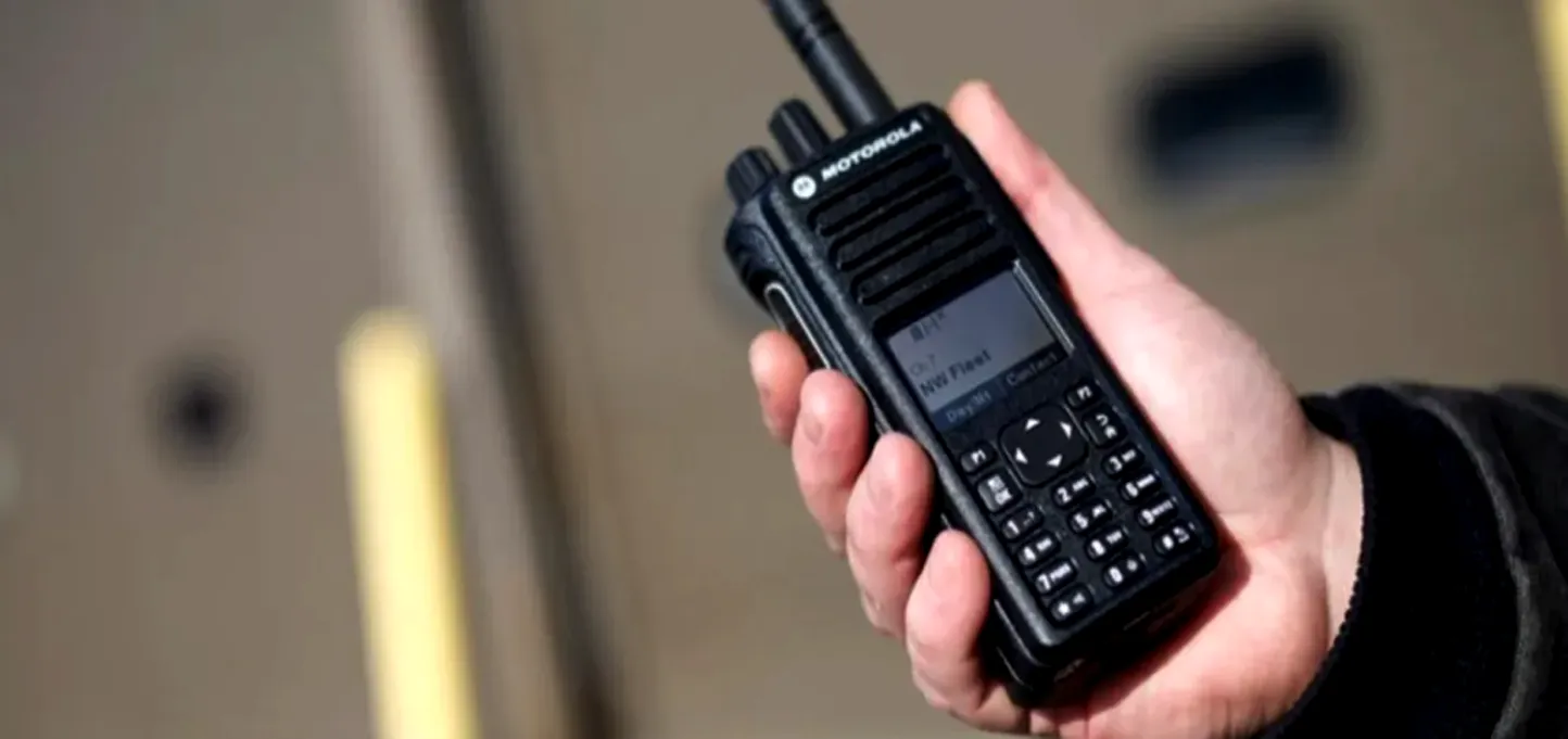 PTT em rede pública vs. rede privada: diferenças chave, tecnologias e soluções d